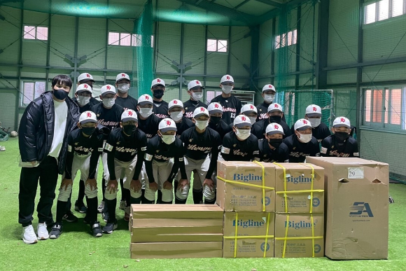 IA 타이거즈 김선빈(내야수)이 지난 2일 전남 화순중학교를 찾아 야구부 학생들에게 2000만원 상당 야구 용품을 전달한 뒤 후배들과 함께 기념 촬영을 하고 있다. [사진=KIA 타이거즈]