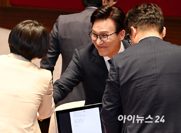 김민석 더불어민주당 대표가 7일 서울 여의도 국회에서 열린 제439회국회(정기회) 제3차 본회의에서 교섭단체 대표연설을 마친 뒤 국민의힘 의원들과 악수를 하고 있다. [사진=곽영래 기자]