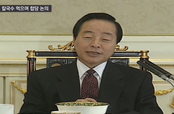 민추협 의장단회의에 참석한 당시 김영삼, 김대중 공동의장이 노태우 민주정의당 대표의 수습방안(6.29선언)에 환영 의사를 표했다. [사진=민주화운동기념사업회]