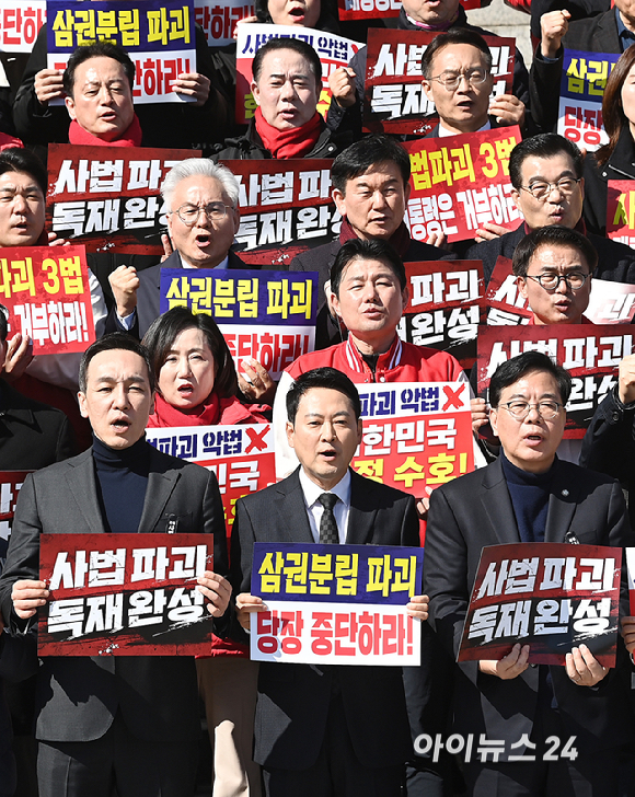 국민의힘 장동혁 대표와 송언석 원내대표 등 의원들이 3일 서울 여의도 국회 본관 앞에서 열린 사법독립 헌정수호를 위한 대국민 호소 국민대장정 규탄대회에서 규탄 구호를 외치고 있다. [사진=곽영래 기자]