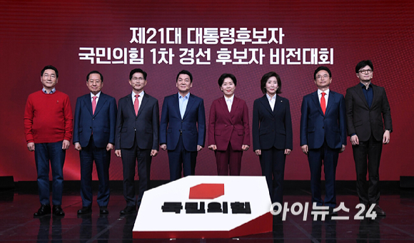18일 오후 서울 강서구 ASSA아트홀에서 열린 '제21대 대통령후보자 국민의힘 1차 경선 후보자 비전대회' 에 참석한 후보들이 기념촬영 하고 있다. 왼쪽부터 유정복, 홍준표, 김문수, 안철수, 양향자, 나경원, 이철우, 한동훈 후보. [사진=국회사진취재단]