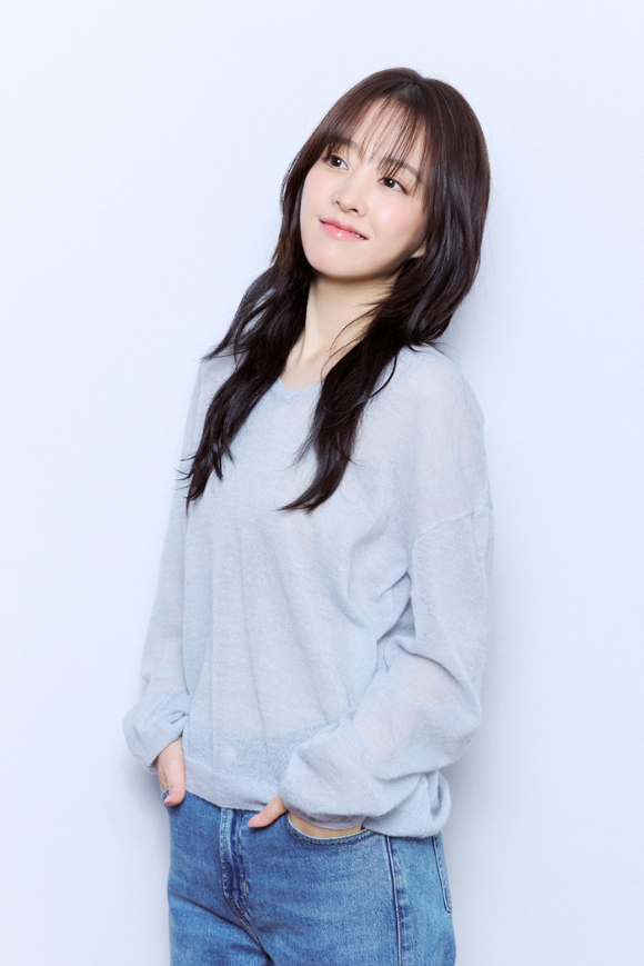'골드랜드'에 출연한 배우 박보영이 인터뷰에 앞서 사진촬영을 하고 있다. [사진=BH엔터테인먼트]