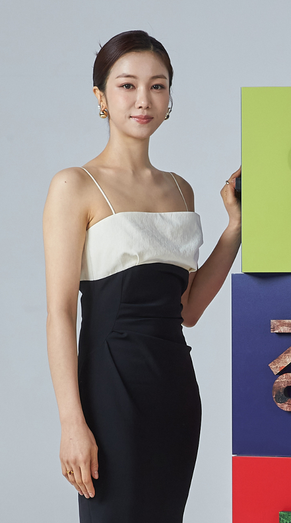 배우 김옥빈이 18일 온라인으로 진행된 'Apple과 박찬욱 감독 콜라보 프로젝트' 기자간담회에 참석해 포즈를 취하고 있다. [사진=Apple]