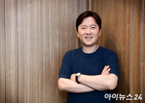 과학기술정보통신부와 정보통신산업진흥원이 추진하는 '모두의 AI' 구축 사업에 참여하는 생성형 AI 솔루션 기업 제논의 고석태 대표가 서울 강남구 양재동 사무실에서 진행된 아이뉴스24와의 인터뷰에 앞서 포즈를 취하고 있다. [사진=정소희 기자]