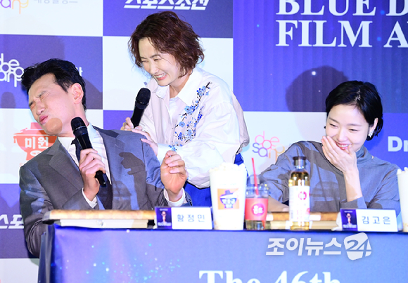 29일 오전 서울 영등포구 CGV 여의도에서 열린 제45회 청룡영화상 수상자들과 함께하는 핸드프린팅 행사에서 홍초 음료를 마시는 황정민을 박경림과 김고은이 바라보고 이다. [사진=정소희 기자]