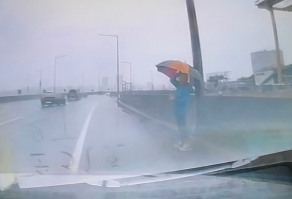 추석 당일 강변북로를 배회하던 중증 치매질환자 A씨. [사진=마포경찰서]