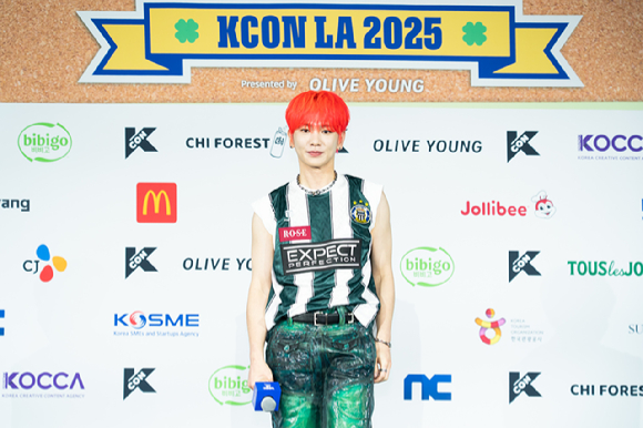 그룹 샤이니 키가 지난 1일(현지시간)부터 3일까지 미국 로스앤젤레스 크립토닷컴 아레나에서 열린 K-팝 팬&아티스트 페스티벌 '케이콘 엘에이 2025(KCON LA 2025)' 레드카펫 행사에 참석해 포즈를 취하고 있다. [사진=CJ ENM]