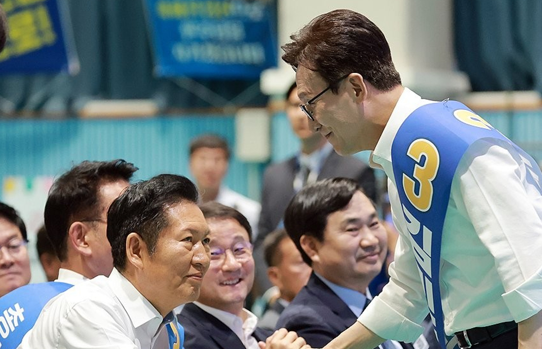 더불어민주당 당 대표 후보들이 10일 오후 전남광주 서구 KBC에서 열린 TV 토론회를 준비하고 있다. 왼쪽부터 송영길, 정청래, 김민석 후보. 2026.8.10 [사진=연합뉴스]