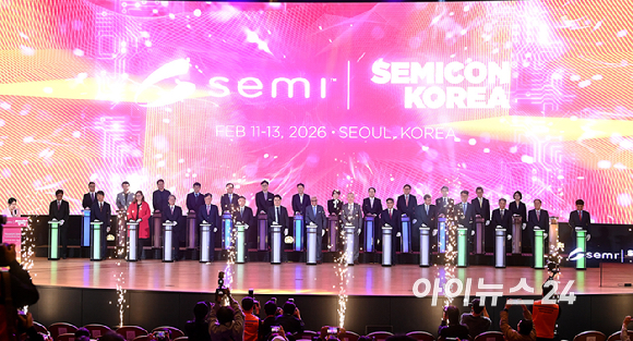 아지트 마노차(Ajit Manocha) 세미(SEMI) 최고경영자(CEO), 이용한 원익 회장, 문신학 산업통상부 1차관, 송재혁 삼성전자 디바이스솔루션(DS) 부문 최고기술책임자(CTO) 사장 등이 11일 서울 강남구 코엑스에서 열린 세미콘 코리아 2026에서 개막 퍼포먼스를 하고 있다. [사진=곽영래 기자]