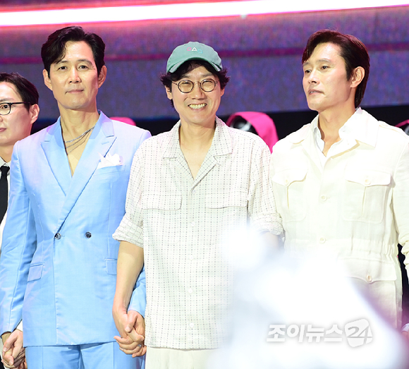 이정재-황동혁 감독-이병헌이 28일 오후 서울시청 앞 서울광장에서 열린 넷플릭스·서울특별시 공동주최 2025 K콘텐츠 서울여행주간 '오징어 게임​' 시즌3 피날레 이벤트에 참석하고 있다. [사진=정소희 기자]