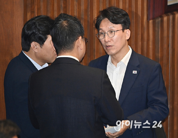 더불어민주당 김민석 당 대표 후보가 21일 서울 여의도 국회에서 열린 본회의에서 동료 의원들과 대화를 하고 있다. [사진=곽영래 기자]