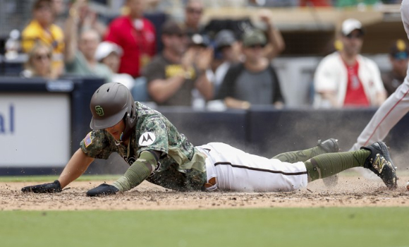 MLB 샌디에이고에서 뛰고 있는 김하성이 22일(한국시간) 열린 보스턴과 홈 경기 6회말, 선두 타자로 나와 중전 안타로 출루 후 후속타자 루그네드 오도어의 적시 2루타에 홈으로 슬라이딩해 득점을 올리고 있다. [사진=뉴시스]