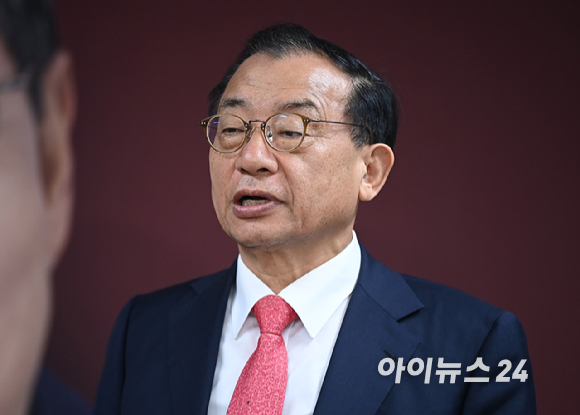 이정현 한덕수 캠프 대변인이 8일 서울 여의도 캠프에서 취재진 질문에 답하고 있다. [사진=곽영래 기자]