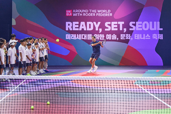 로저 페더러가 유소년 선수 대상 코칭 세션을 진행하는 모습. [사진=유니클로]