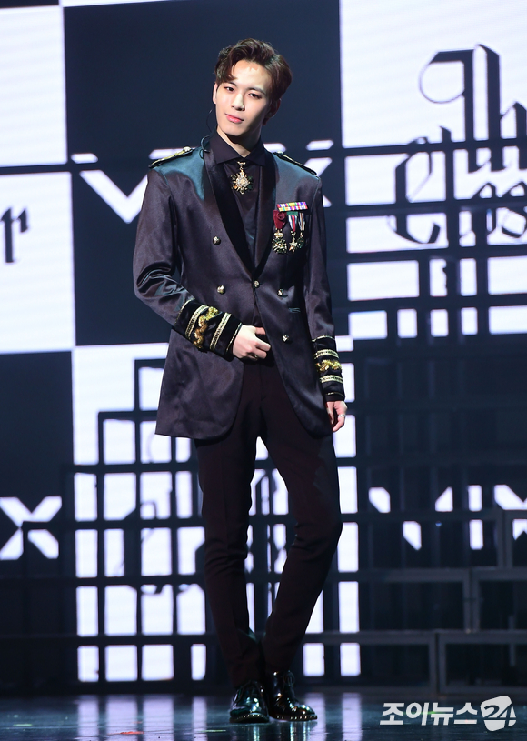 그룹 빅스가 서울 광장동 예스24 라이브홀에서 열린 세 번째 미니 앨범인 '크라토스(Kratos)' 발매기념 쇼케이스에 참석해 멋진 무대를 선보이고 있다. [사진=조이뉴스 포토DB]