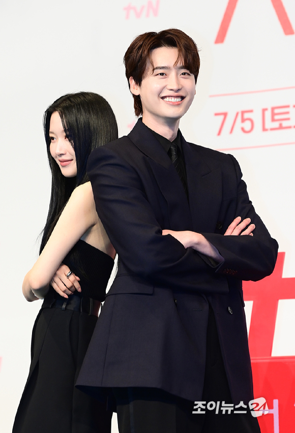 (왼쪽부터) 강유석-문가영-박승우 감독-이종석-류혜영-임성재가 1일 오후 서울 영등포구 더링크서울 트리뷰트포트폴리오 호텔에서 열린 tvN 새 토일드라마 '서초동' 제작발표회에 참석하고 있다. [사진=정소희 기자]