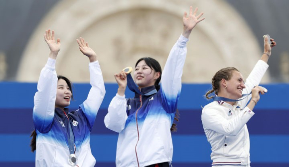 3일(현지시각) 프랑스 파리 레쟁발리드에서 열린 2024 파리 올림픽 양궁 개인전 시상식에서 임시현과 남수현이 각각 금메달과 은메달을 목에 걸고 기뻐하고 있다. [사진=뉴시스]