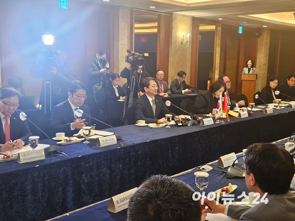 안덕근 산업통상자원부 장관(가운데)이 25일 서울 한 호텔에서 열린 '한-베트남 산업장관 회담'에 참석해 발언하고 있다. [사진=설재윤 기자]