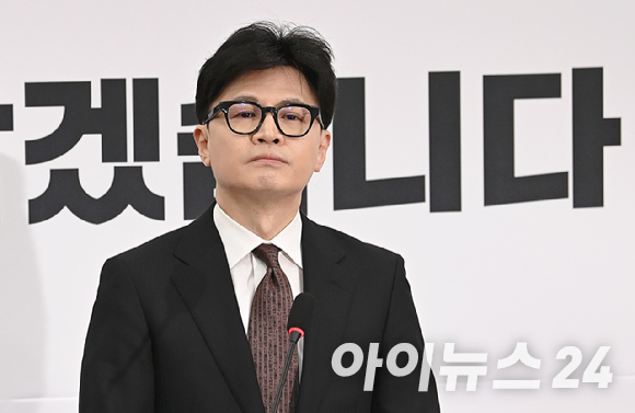 지난해 12월 16일 당시 한동훈 국민의힘 당대표가 서울 여의도 국회에서 당대표직 사퇴 발표 기자회견을 하고 있다. [사진=곽영래 기자]