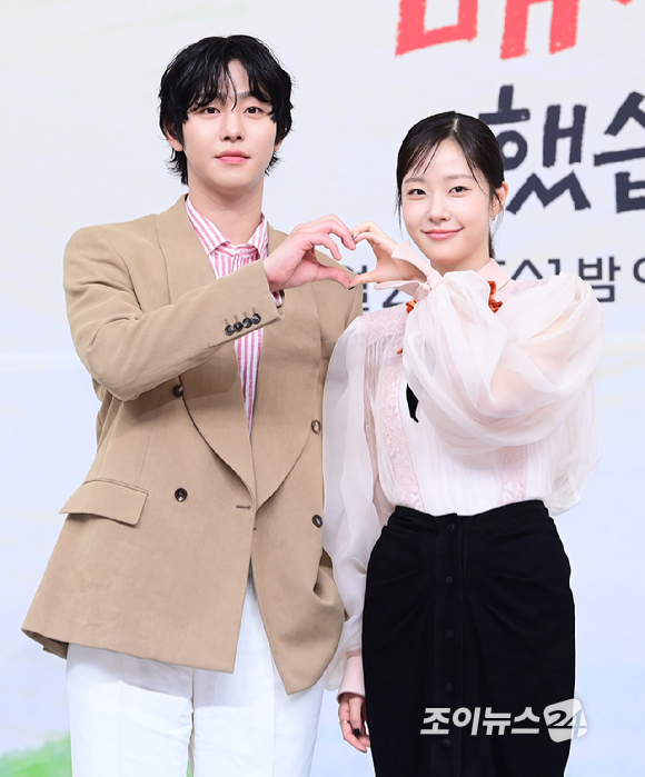 배우 안효섭과 채원빈이 15일 오후 서울 목동 SBS에서 열린 SBS 새 수목드라마 '오늘도 매진했습니다' 제작발표회에 참석하고 있다. [사진=정소희 기자]