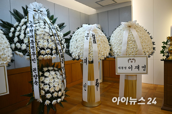 27일 오전 서울 종로구 서울대학교병원 장례식장에 마련된 故 이해찬 전 국무총리의 빈소에 이재명 대통령, 문재인 전 대통령, 권양숙 여사 근조화환이 놓여있다. [사진=사진공동취재단]