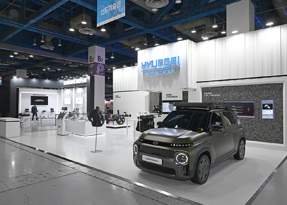 (왼쪽부터) 현대차·기아 관절로보틱스팀 윤주영 팀장(장관상), 차량제어개발센터장 오종한 상무(동탑산업훈장), 기초소재연구센터장 홍승현 상무(대통령상)가 3일 서울 강남구 코엑스에서 열린 '2025 대한민국 기술대상'에서 기념촬영하고 있다. [사진=현대자동차그룹]