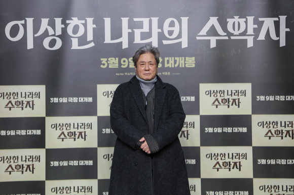 배우 최민식이 15일 오전 '이상한 나라의 수학자' 제작보고회에 참석해 포즈를 취하고 있다. [사진=쇼박스]