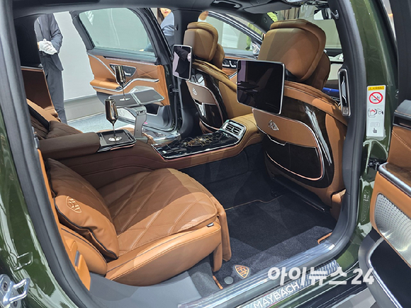 메르세데스-벤츠 코리아가 25일 서울 종로구 북촌 '푸투라서울'에서'메르세데스-마이바흐 S-클래스 V12 에디션'을 공개하고 있다. [영상=김종성 기자]