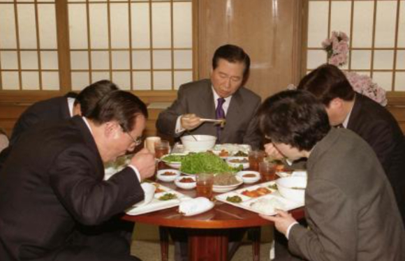 민추협 의장단회의에 참석한 당시 김영삼, 김대중 공동의장이 노태우 민주정의당 대표의 수습방안(6.29선언)에 환영 의사를 표했다. [사진=민주화운동기념사업회]