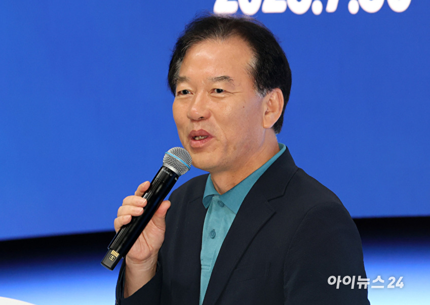 정태호 국정기획위원회 경제1분과장이 30일 경기 파주시 탄현면 CJ ENM 스튜디오를 찾아 인사말을 하고 있다. [사진=사진공동취재단]