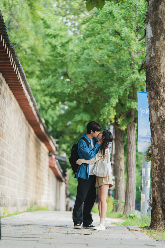 배우 박진영, 김민주, 김윤진 감독이 JTBC 금요시리즈 '샤이닝'에서 호흡을 맞추고 있다. [사진=SLL, 카카오엔터테인먼트]