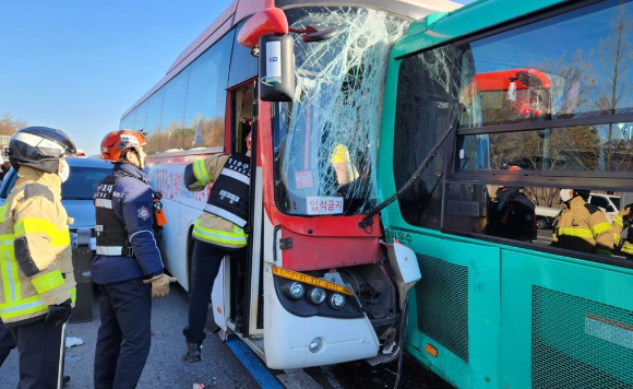 서울시 강동구 길동생태공원 인근에서 버스 3대와 차량 간 추돌 사고가 발생해 시민 40여 명이 다쳤다. 사진은 사고 현장. [사진=서울 강동소방서]