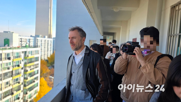 건축가 토마스 헤더윅과 정희선 여의도 대교아파트 조합장이 15일 여의도 대교아파트 시공사 선정총회에서 기념촬영을 하고 있다. 2025.11.15 [사진=이수현 기자]