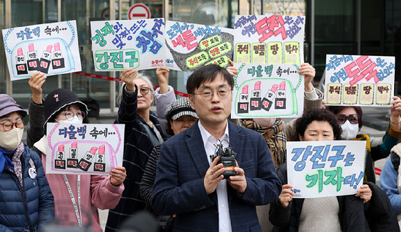 오세훈 서울시장 배우자의 강의실에 침입해 몰래 녹음한 혐의를 받는 강진구 전 더탐사 대표가 지난 2월 서울 송파구 서울동부지방법원에서 열린 방실침임 혐의 1심 선고 공판에서 무죄를 받은 뒤 입장을 밝히고 있다.  [사진=뉴시스]