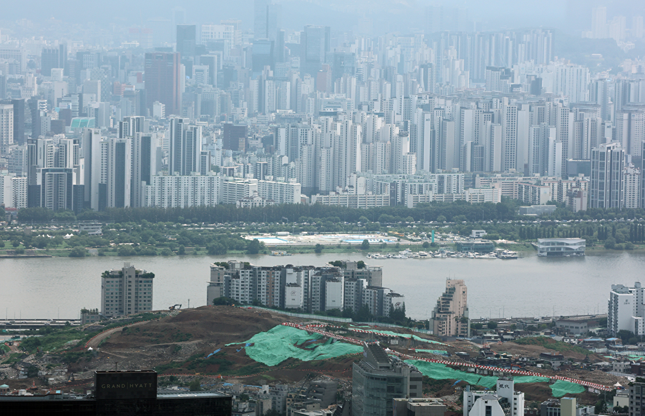 서울 용산구 한 재개발 예정지와 강남 아파트 전경. [사진=연합뉴스]