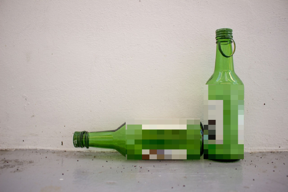 술을 마시고 아파트 10층에서 소주병과 벽돌을 던진 남성이 경찰에 붙잡혔다. 본 기사와 무관한 이미지. [사진=픽사베이]