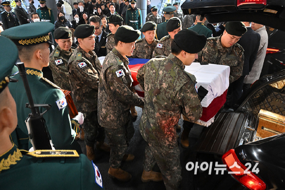 12일 오전 경기 성남시 분당구 국군수도병원 장례식장에서 코브라 헬기 추락으로 순직한 故 장희성‧정상근 준위 영결식이 엄수되고 있다. [사진=사진공동취재단]