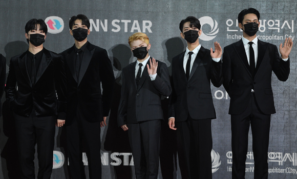 그룹 세븐틴이 2일 온라인으로 진행된 '2021 더팩트 뮤직 어워즈(THE FACT MUSIC AWARDS-TMA)' 레드카펫 행사에서 포즈를 취하고 있다. [사진=더팩트 뮤직 어워즈]