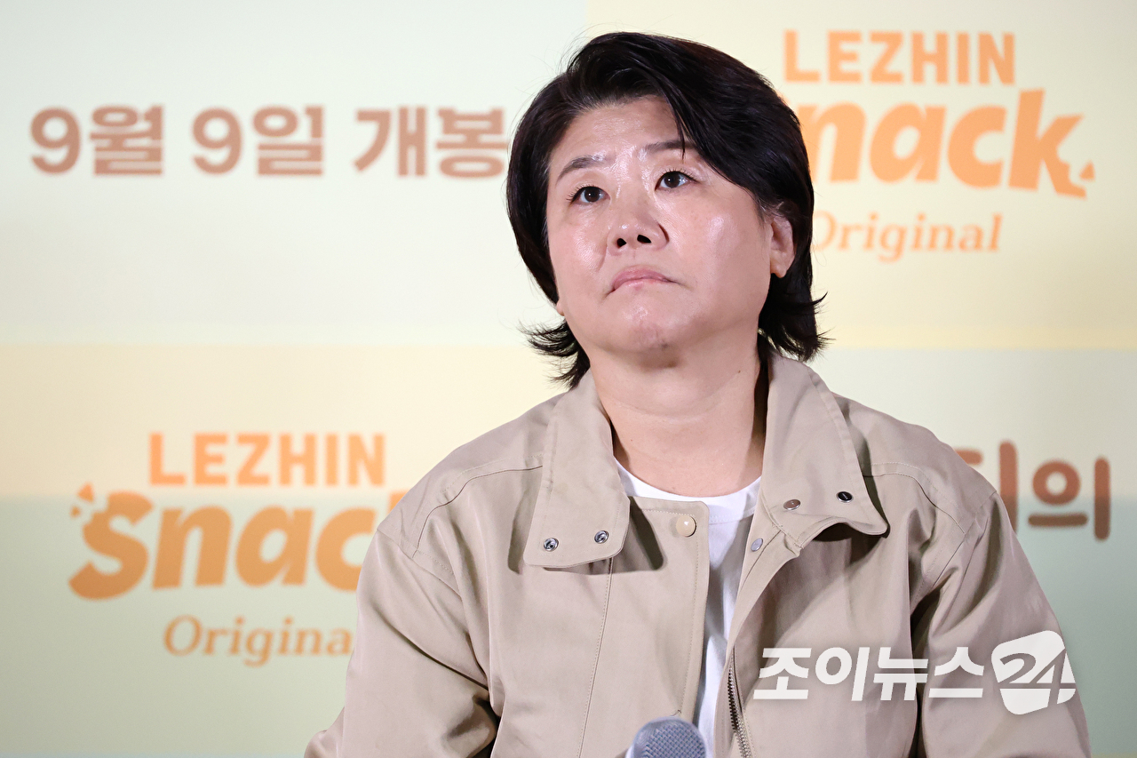 배우 이정은이 3일 오후 서울 송파구 롯데시네마 월드타워점에서 진행된 영화 '아버지의 집밥'(감독 이준익) 언론시사회에 참석해 소감을 말하고 있다. [사진=문수지 기자]