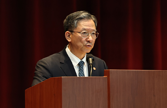 정성호 법무부 장관이 3일 정부과천청사에서 열린 신임 검사 임관식에서 신임 검사들에게 당부의 말을 전하고 있다. [사진=연합뉴스]