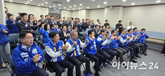 방송사 출구조사 결과가 발표되자 전북지역 민주당 10명의 후보들이 일제히 환호성을 지르고 있다. [사진=김양근 기자 ]