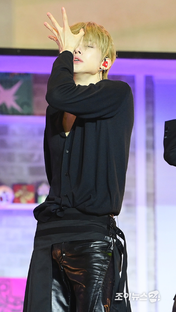  가시덤불에 잠시 바람이 멈췄을 때' 발매 기념 쇼케이스에서 타이틀곡 '하루에 하루만 더' 무대를 선보이고 있다. [사진=정소희 기자]