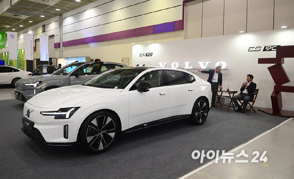 'EV 트렌드 코리아 2026'이 25일 서울 강남구 코엑스에서 열렸다. 볼보자동차코리아 부스에서 전기 세단 ES90, 전기 SUV EX90이 전시되고 있다. [사진=정소희 기자]