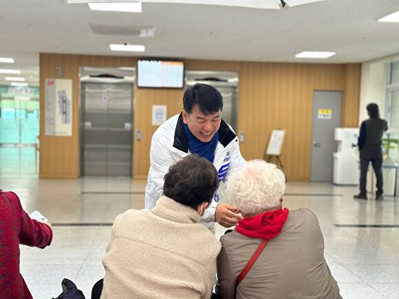 문진석 후보가 시민과 인사를 나누고있다 [사진=문진석 후보 선거캠프]