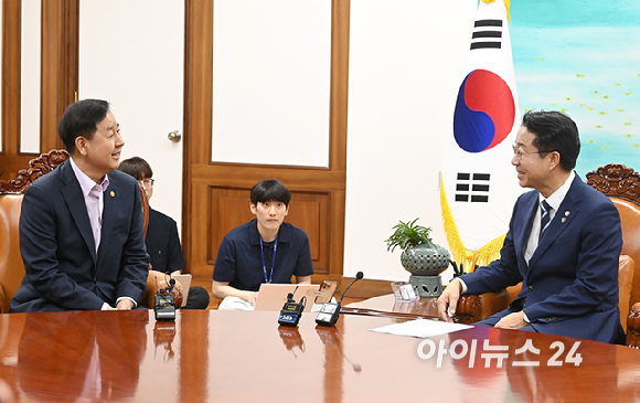 구윤철 부총리 겸 재정경제부 장관이 15일 오후 서울 여의도 국회에서 조정식 국회의장을 예방하고 있다. [사진=곽영래 기자]