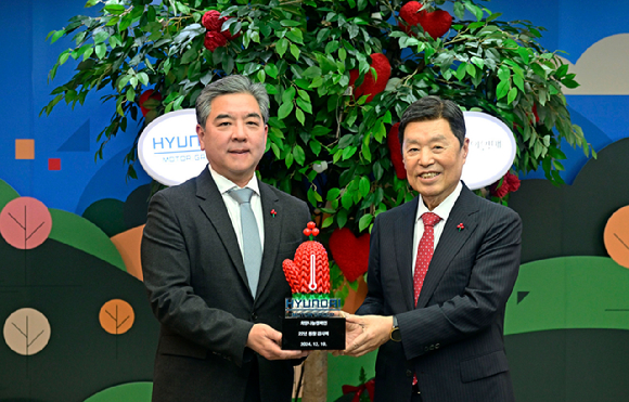 (왼쪽부터)장재훈 현대차그룹 사장과 김병준 사회복지공동모금회 회장이 지난 19일 진행된 '희망2025나눔캠페인' 성금 전달식에서 기념촬영을 하고 있다. [사진=현대자동차그룹]