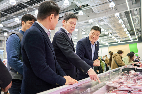 정용진 신세계그룹 회장이 설 연휴를 일주일 앞둔 9일 인천 트레이더스 구월점을 찾아 축산 매장에서 상품을 살펴보고 있다. [사진=신세계그룹]