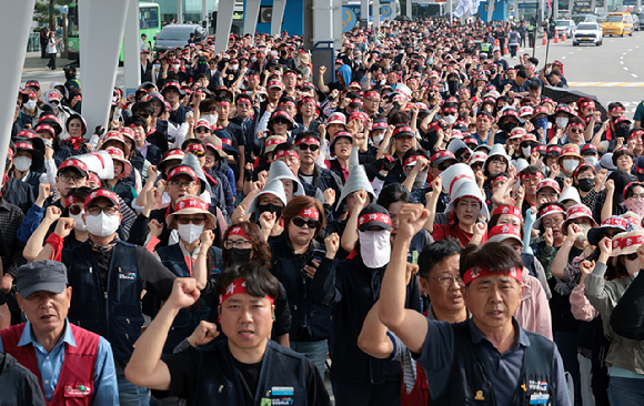2일 인천국제공항 제1여객터미널에서 열린 민주노총 공공운수노조 인천공항지역지부 전면파업 2일차 총파업 결의대회에서 참석자들이 구호를 외치고 있다. 2025.10.2 [사진=연합뉴스]