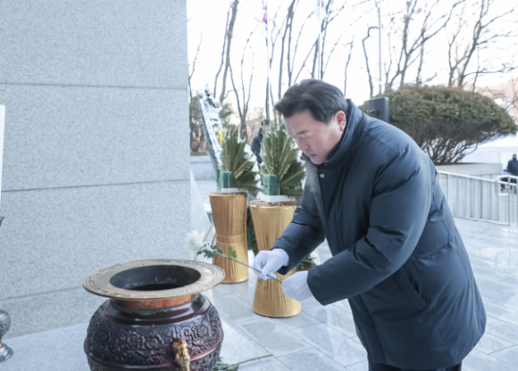 임병택 시흥시장이 병오년 새해를 맞아 2일 오전 논곡동에 있는 현충탑을 찾아 신년 참배를 하고 있다. [사진=시흥시]