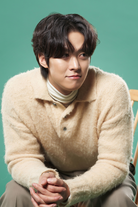 배우 공명이 영화 '시민덕희' 인터뷰에 앞서 포즈를 취하고 있다. [사진=(주)쇼박스]